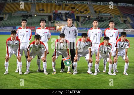 Équipe de Corée du Nord (première rangée L-R) Ji Yun Nam, Pak Nam Chol, capitaine Nam Song-chol, Choe Kum Chol, Mun in Guk et RI Kwang Hyok (deuxième rangée L-R) Cha Jong Hyok, an Chol Hyok, gardien de but RI Myong Guk, Pak Nam Chol et Kim Yong Jun lors d'un match de football amical, Congo contre Corée du Nord au Mans, France, le 13 octobre 2009. La Corée du Nord s'est qualifiée pour la coupe du monde 2010. Photo de Nicolas Gouhier/Cameleon/ABACAPRESS.COM Banque D'Images