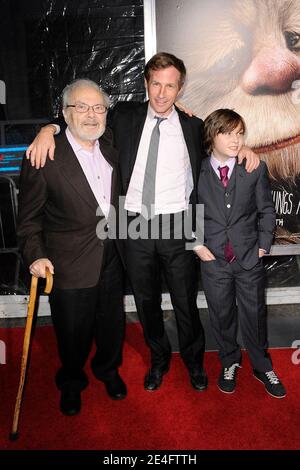 (G-D) Spike Jonze, Maurice Sendak et Max Records arrivent pour la première de New York sur « Where the Wild Things are », à Alice Tully Hall, Lincoln Center à New York City, NY, États-Unis, le 13 octobre 2009. Photo de Mehdi Taamallah/ABACAPRESS.COM Banque D'Images