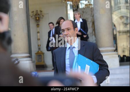 Le ministre français du budget, des finances publiques et de la fonction publique, Eric Woerth, quitte le conseil hebdomadaire des ministres qui s'est tenu à l'Elysée à Paris, en France, le 14 octobre 2009. Photo de Mousse/ABACAPRESS.COM Banque D'Images