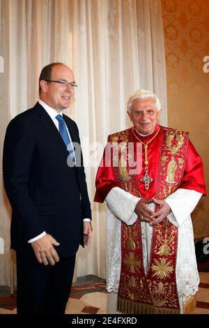 Photo du dossier : le Pape Benoît XVI rencontre le Prince Albert de Monaco dans sa bibliothèque privée au Vatican le 16 octobre 2009. Le 10e anniversaire du règne du Prince Albert II est célébré en principauté le 11 juillet 2015. Photo par ABACAPRESS.COM Banque D'Images