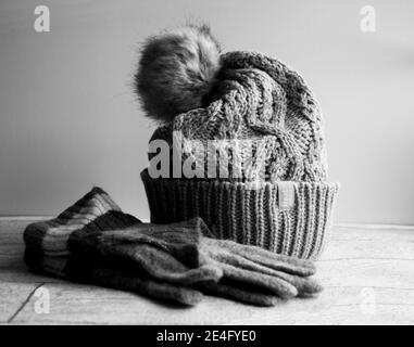 Chapeau de galet en maille torsadée grise confortable avec gants Banque D'Images