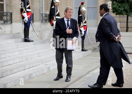 Le ministre des Affaires étrangères Bernard Kouchner Français arrive à l'Elysée, à Paris, le 16 octobre 2009. Photo de Thibault Camus/ABACAPRESS.COM Banque D'Images