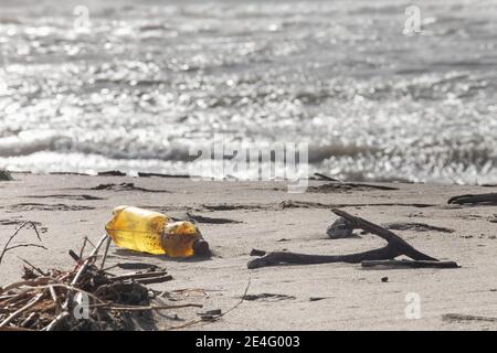 Plastica inquinante rivestata sul litorale dopo ogni mareggiata Banque D'Images