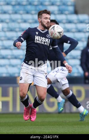 Londres, Royaume-Uni. 23 janvier 2021. Tom Bradshaw de Millwall en action lors du match de la 4e ronde de la FA Cup entre Millwall et Bristol City à la Den, Londres, Angleterre, le 23 janvier 2021. Photo de Ken Sparks. Utilisation éditoriale uniquement, licence requise pour une utilisation commerciale. Aucune utilisation dans les Paris, les jeux ou les publications d'un seul club/ligue/joueur. Crédit : UK Sports pics Ltd/Alay Live News Banque D'Images