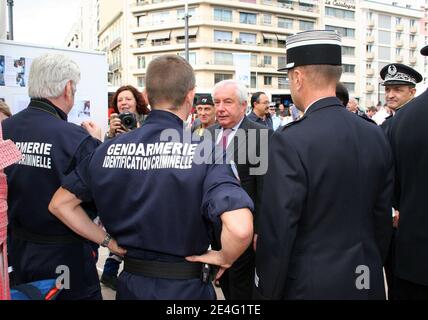 Le Premier ministre français de l'intérieur Alain Marleix en visite à Perpignan lors des Journées nationales de la sécurité intérieure, dans le sud de la France, le 10 octobre 2009. Photo de Michel Clementz/ABACAPRESS.COM Banque D'Images