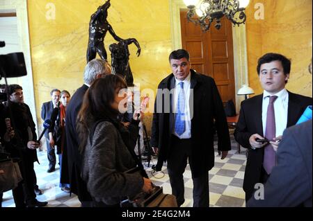 Exclusif. Ancien champion olympique français du judo et député nouvellement élu du parti UMP au pouvoir (centre-droit), David Douillet s'entretient avec des journalistes à l'Assemblée nationale à Paris, en France, le 20 octobre 2009. Photo de Mousse/ABACAPRESS.COM Banque D'Images