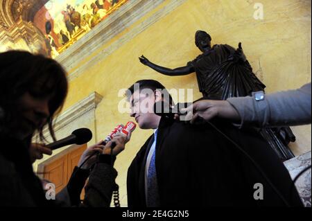 Exclusif. Ancien champion olympique français du judo et député nouvellement élu du parti UMP au pouvoir (centre-droit), David Douillet s'entretient avec des journalistes à l'Assemblée nationale à Paris, en France, le 20 octobre 2009. Photo de Mousse/ABACAPRESS.COM Banque D'Images