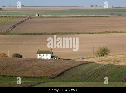 white cottage se distingue par sa vue sur la campagne vallonnée Banque D'Images