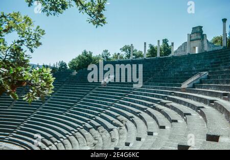 Ruines d'une colonie romaine à Vaison-la-Romaine, commune de la région Provence-Alpes-Côte d'Azur dans le sud-est de la France. Théâtre. Numérisation d'archivage à partir d'une lame. Juin 1975. Banque D'Images