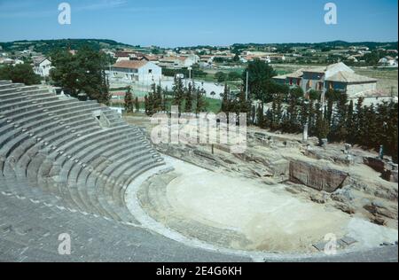 Ruines d'une colonie romaine à Vaison-la-Romaine, commune de la région Provence-Alpes-Côte d'Azur dans le sud-est de la France. Théâtre. Numérisation d'archivage à partir d'une lame. Juin 1975. Banque D'Images