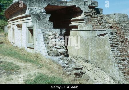 Ruines d'une colonie romaine à Vaison-la-Romaine, commune de la région Provence-Alpes-Côte d'Azur dans le sud-est de la France. Théâtre. Numérisation d'archivage à partir d'une lame. Juin 1975. Banque D'Images