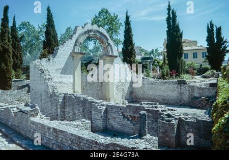 Ruines d'une colonie romaine à Vaison-la-Romaine, commune de la région Provence-Alpes-Côte d'Azur dans le sud-est de la France. Basilique. Numérisation d'archivage à partir d'une lame. Juin 1975. Banque D'Images