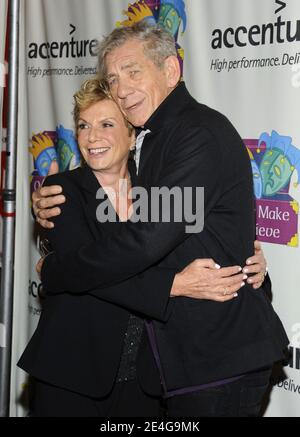 Le fondateur de seulement Make Believe Dena Hammerstein et l'acteur Sir Ian McKellen assistent à la seule célébration du 10e anniversaire de Make Believe au Shubert Theatre de New York, le 02 novembre 2009. Photo de Fernando Leon/ABACAPRESS.COM (photo : Dena Hammerstein, Ian McKellen) Banque D'Images