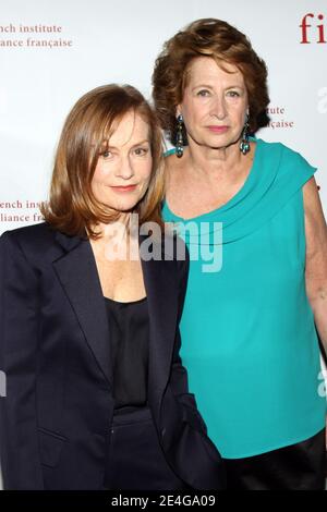 Isabelle Huppert et la présidente de la FIAF, Marie-Monique Steckel, assistent au gala 2009 de l'Alliance française de l'Institut (FIAF) Trophee des Arts, qui s'est tenu à l'hôtel Plaza à New York, NY, Etats-Unis, le 2 novembre 2009. Photo d'Aton Pak/ABACAPRESS.COM (photo : Isabelle Huppert, Marie-Monique Steckel) Banque D'Images