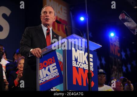 Photo du dossier - le maire sortant de New York, Michael Bloomberg remercie les partisans après avoir été réélu pour le troisième mandat, en battant le démocrate Bill Thompson, à l'hôtel Sheraton New York à New York City, NY, USA, le 3 novembre 2009. Mike (Michael) Bloomberg est officiellement entré dans la course présidentielle démocratique de 2020 dimanche. Alors que Bloomberg n'a pas encore fourni tous les détails de sa plateforme, sa course de 12 ans en tant que maire ainsi que la philanthropie active dans les causes politiques fournissent de bons indices. Photo de Dennis Van Tine/ABACAPRESS.COM Banque D'Images