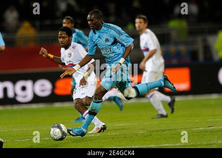 Jean Makoun de Lyon combat son équipe nationale camerounaise Stephane MBIA de Marseille lors du match de football de la première Ligue française, Olympique Lyonnais vs Olympique de Marseille au stade Gerland de Lyon, France le 8 novembre 2009. Le match s'est terminé par un tirage de 5-5. Photo de Henri Szwarc/ABACAPRESS.COM Banque D'Images