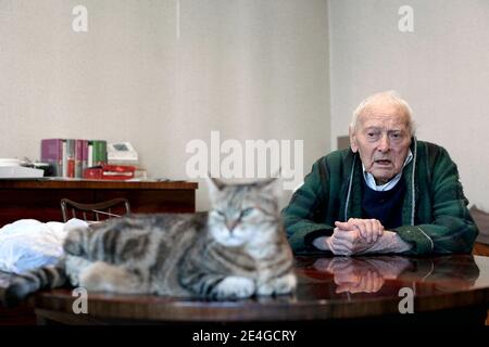 Exclusif. Maurice Arnoult le doyen des Justes Photographie a Paris, France le 6 novembre 2009. Maurice Arnoult, ne le 23 juin 1908, a Bagneaux sur Loing en Seine-et-Marne, pres de Nemours. Chevalier de la légion d'honneur, juste des nations, Médaille de vermeil de la ville de Paris. Installe depuis 1937 dans son atelier de la rue de Belleville, il etait l un des derniers botiers de Belleville, quartier qui fut, justif dans les anees 70, un centre important de fabrication de la chaussette de luxe parisienne. Il transmettait, juste l age 99 ans, son savoir-faire a des eleves de nationalites et Banque D'Images