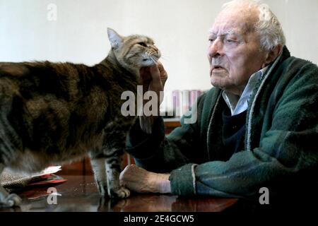 Exclusif. Maurice Arnoult le doyen des Justes Photographie a Paris, France le 6 novembre 2009. Maurice Arnoult, ne le 23 juin 1908, a Bagneaux sur Loing en Seine-et-Marne, pres de Nemours. Chevalier de la légion d'honneur, juste des nations, Médaille de vermeil de la ville de Paris. Installe depuis 1937 dans son atelier de la rue de Belleville, il etait l un des derniers botiers de Belleville, quartier qui fut, justif dans les anees 70, un centre important de fabrication de la chaussette de luxe parisienne. Il transmettait, juste l age 99 ans, son savoir-faire a des eleves de nationalites et Banque D'Images