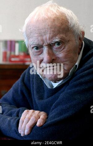 Exclusif. Maurice Arnoult le doyen des Justes Photographie a Paris, France le 6 novembre 2009. Maurice Arnoult, ne le 23 juin 1908, a Bagneaux sur Loing en Seine-et-Marne, pres de Nemours. Chevalier de la légion d'honneur, juste des nations, Médaille de vermeil de la ville de Paris. Installe depuis 1937 dans son atelier de la rue de Belleville, il etait l un des derniers botiers de Belleville, quartier qui fut, justif dans les anees 70, un centre important de fabrication de la chaussette de luxe parisienne. Il transmettait, juste l age 99 ans, son savoir-faire a des eleves de nationalites et Banque D'Images