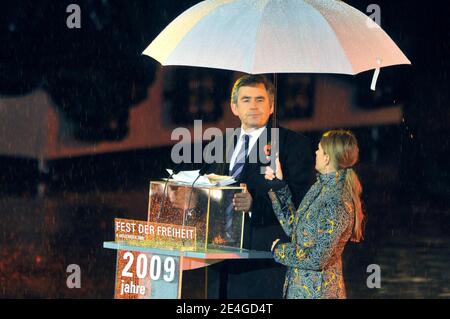 Le Premier ministre britannique Gordon Brown prononce un discours devant la porte de Brandenbourg sous la pluie lors de la célébration du 20e anniversaire de la chute du mur de Berlin à Berlin, en Allemagne, le 9 novembre 2009. Photo Thierry Orban/ABACAPRESS.COM Banque D'Images