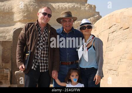 L'actrice hollywoodienne Salma Hayek, son mari François-Henri Pinault (R) et leur fille Valentina vus lors d'une visite des grandes Pyramides de Gizeh avec Zahi Hawass (C), chef du Conseil suprême des Antiquités d'Égypte, sur le site de Gizeh, près du Caire, en Égypte, le 9 novembre 2009. Salma Hayek est en Égypte pour assister au Festival international du film du Caire. Photo de Balkis Press/ABACAPRESS.COM Banque D'Images