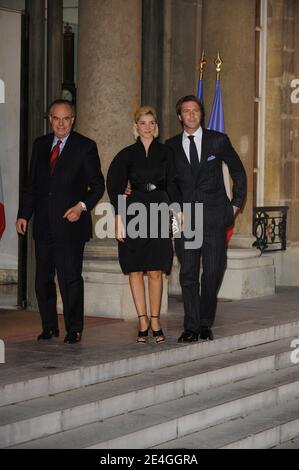 La ministre française de la Culture et de la communication, Frédéric Mitterrand, Clotilde Courau et son mari, SAS Emmanuel Philibert de Savoie, arrivent pour la cérémonie du Commandeur de la Légion d'Honneur, organisée par Clint Eastwood à l'Elysée Palace à Paris, en France, le 13 novembre 2009. Clint Eastwood reçoit le plus grand prix de France. Photo de Mousse/ABACAPRESS.COM Banque D'Images