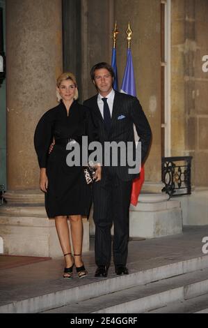 Clotilde Courau et son mari SAS Emmanuel Philibert de Savoie arrivent pour la cérémonie du « Commandeur de la Légion d'Honneur » de Clint Eastwood, qui s'est tenue au Palais de l'Elysée à Paris, en France, le 13 novembre 2009. Clint Eastwood reçoit le plus grand prix de France. Photo de Mousse/ABACAPRESS.COM Banque D'Images