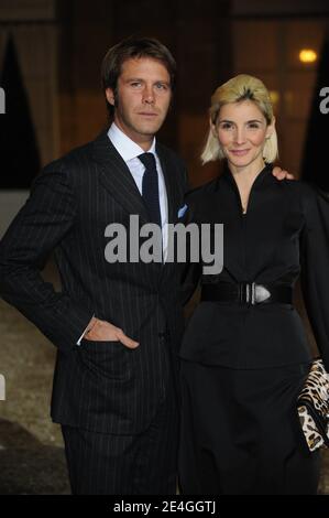 Clotilde Courau et son mari SAS Emmanuel Philibert de Savoie quittent le palais de l'Elysée après la cérémonie du Commandeur de la Légion d'Honneur de Clint Eastwood à Paris, en France, le 13 novembre 2009. Clint Eastwood reçoit le plus grand prix de France. Photo de Mousse/ABACAPRESS.COM Banque D'Images