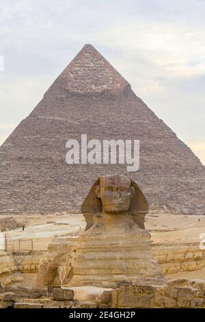 Sphinx et la pyramide des Cheops à Gizeh, en Égypte Banque D'Images