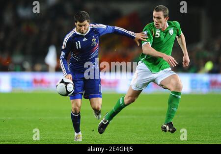 André-Pierre Gignac en France se bat pour le ballon avec Richard Dunne en Irlande lors de la coupe du monde 2010 qualification Jouez au match de football, Irlande contre France au stade Croke Park à Dublin, Irlande le 14 novembre 2009. La France a gagné 1-0. Photo de Steeve McMay/ABACAPRESS.COM Banque D'Images