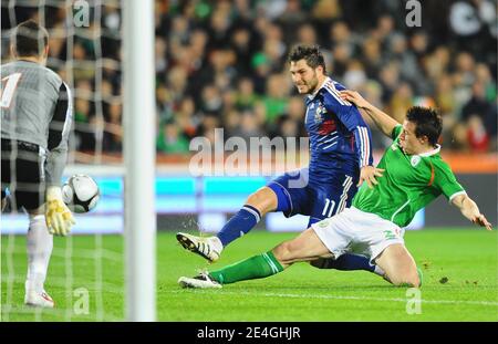 Le Français André-Pierre Gignac s'attaque à un coup de pied bien que Sean St. Ledger de l'Irlande l'attaque lors de la coupe du monde 2010 qualification jouer au match de football, Irlande contre France au stade Croke Park à Dublin, Irlande le 14 novembre 2009. La France a gagné 1-0. Photo de Steeve McMay/ABACAPRESS.COM Banque D'Images