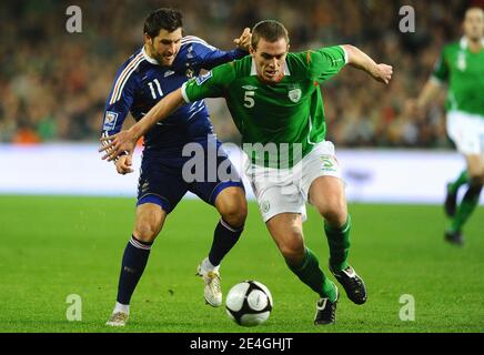 André-Pierre Gignac en France et Richard Dunne en Irlande se battent pour le bal lors de la coupe du monde 2010 qualification Jouez au match de football, Irlande contre France au stade Croke Park de Dublin, Irlande, le 14 novembre 2009. La France a gagné 1-0. Photo de Steeve McMay/ABACAPRESS.COM Banque D'Images