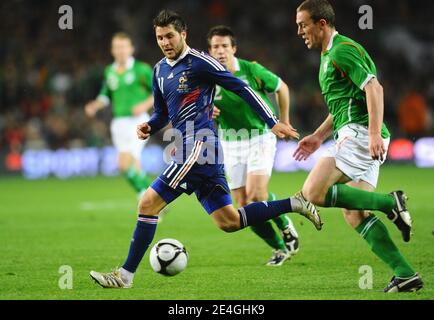 André-Pierre Gignac, de France, passe deux joueurs irlandais lors de la coupe du monde 2010 qualification Jouez au match de football, Irlande contre France au stade Croke Park de Dublin, Irlande, le 14 novembre 2009. La France a gagné 1-0. Photo de Steeve McMay/ABACAPRESS.COM Banque D'Images