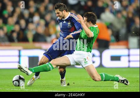 Sean St. Ledger, de l'Irlande, s'attaque à André-Pierre Gignac, de France, lors de la coupe du monde 2010 qualification Jouez au match de football, Irlande contre France au stade Croke Park de Dublin, Irlande, le 14 novembre 2009. La France a gagné 1-0. Photo de Steeve McMay/ABACAPRESS.COM Banque D'Images