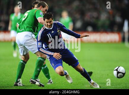 André-Pierre Gignac en France et Richard Dunne en Irlande se battent pour le bal lors de la coupe du monde 2010 qualification Jouez au match de football, Irlande contre France au stade Croke Park de Dublin, Irlande, le 14 novembre 2009. La France a gagné 1-0. Photo de Steeve McMay/ABACAPRESS.COM Banque D'Images