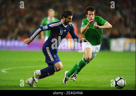 André-Pierre Gignac en France et Sean St. Ledger en Irlande se battent pour le bal lors de la coupe du monde 2010 qualification Jouez au match de football, Irlande contre France au stade Croke Park de Dublin, Irlande, le 14 novembre 2009. La France a gagné 1-0. Photo de Steeve McMay/ABACAPRESS.COM Banque D'Images