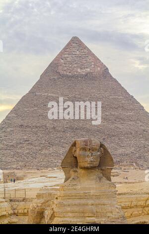 Sphinx et la pyramide des Cheops à Gizeh, en Égypte Banque D'Images