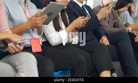 Les jeunes utilisant le téléphone mobile dans le métro public . Mode de vie urbain et navettage en Asie concept . Banque D'Images