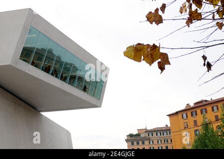 Vue extérieure du Musée national des Arts du XXI e siècle, 'MAXXI', à Rome, Italie, le 14 novembre 2009. Le premier musée italien d'art contemporain et d'architecture est le dernier d'une série de projets architecturaux de pointe construits dans la ville éternelle. Le bâtiment lui-même, une boîte à fenêtre élégante sur le dessus d'une boîte, est composé de murs de ciment, d'escaliers en acier et d'un toit en verre, donnant aux galeries un fond neutre éclairé par lumière naturelle filtrée. Conçu par l'architecte d'origine irakienne Zaha Hadid, MAXXI ouvre ses portes au public au printemps 2010. Photo par Eric Vandeville/ABACAPRESS.COM Banque D'Images