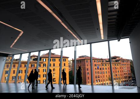 Vue intérieure du Musée national des Arts du XXI e siècle, 'MAXXI', à Rome, Italie, le 14 novembre 2009. Le premier musée italien d'art contemporain et d'architecture est le dernier d'une série de projets architecturaux de pointe construits dans la ville éternelle. Le bâtiment lui-même, une boîte à fenêtre élégante sur le dessus d'une boîte, est composé de murs de ciment, d'escaliers en acier et d'un toit en verre, donnant aux galeries un fond neutre éclairé par lumière naturelle filtrée. Conçu par l'architecte d'origine irakienne Zaha Hadid, MAXXI ouvre ses portes au public au printemps 2010. Photo par Eric Vandeville/ABACAPRESS.COM Banque D'Images