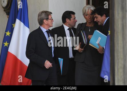 Bernard Kouchner, ministre français des Affaires étrangères et européennes, Christian Estrosi, ministre français de l'Economie, des Finances et de l'emploi, Christine Lagarde et Pierre Lellouche, ministre français des Affaires européennes et étrangères quittent l'hebdomadaire conseil des ministres qui s'est tenu à l'Elysée à Paris, en France, Le 16 novembre 2009. Photo de Mousse/ABACAPRESS.COM Banque D'Images