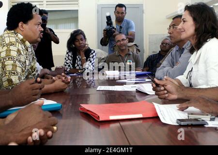 Ségolène Royal flanquée du maire de Pointe-a-Pitre, Jacques Bangou rencontre le dirigeant du collectif contre l'exploitation (LKP), Elie Domota, au Palais de la Mutualite, à Pointe-a-Pitre, Guadeloupe, France, le 22 février 2009. Photo de Stephane Lemouton/ABACAPRESS.COM Banque D'Images