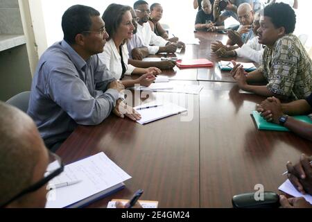 Ségolène Royal flanquée du maire de Pointe-a-Pitre, Jacques Bangou rencontre le dirigeant du collectif contre l'exploitation (LKP), Elie Domota, au Palais de la Mutualite, à Pointe-a-Pitre, Guadeloupe, France, le 22 février 2009. Photo de Stephane Lemouton/ABACAPRESS.COM Banque D'Images