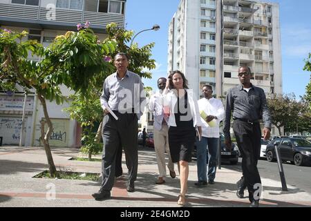 Ségolène Royal flanquée du maire de Pointe-a-Pitre, Jacques Bangou arrive au Palais de la Mutualite pour une rencontre avec le dirigeant du collectif contre l'exploitation (LKP), Elie Domota, à Pointe a Pitre, en Guadeloupe, le 22 février 2009. Photo de Stephane Lemouton/ABACAPRESS.COM Banque D'Images