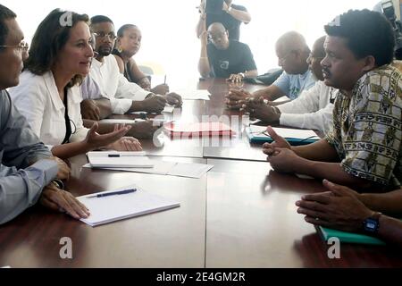 Ségolène Royal flanquée du maire de Pointe-a-Pitre, Jacques Bangou rencontre le dirigeant du collectif contre l'exploitation (LKP), Elie Domota, au Palais de la Mutualite, à Pointe-a-Pitre, Guadeloupe, France, le 22 février 2009. Photo de Stephane Lemouton/ABACAPRESS.COM Banque D'Images