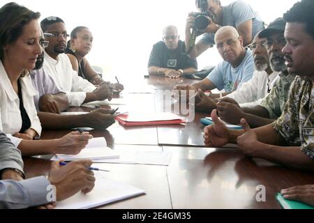 Ségolène Royal flanquée du maire de Pointe-a-Pitre, Jacques Bangou rencontre le dirigeant du collectif contre l'exploitation (LKP), Elie Domota, au Palais de la Mutualite, à Pointe-a-Pitre, Guadeloupe, France, le 22 février 2009. Photo de Stephane Lemouton/ABACAPRESS.COM Banque D'Images