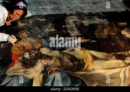 Stefania Montanaro est en train de remettre en état un 'Pieta' endommagé qui était dans le château espagnol de l'Aquila du XVIe siècle qui abrite aujourd'hui le Musée national des Abruzzes. Plus de 1000 trésors artistiques italiens endommagés par le tremblement de terre de l'Aquila le 2009 avril ont été déplacés au musée préhistorique de Celano, près de l'Aquila, pour être nettoyés et restaurés, bien que certains d'entre eux aient été irrémédiablement endommagés. Le tremblement de terre a endommagé les églises, les palais, les musées et les tours médiévales de Celano, en Italie, le 11 novembre 2009. Photo par Eric Vandeville/ABACAPRESS.COM Banque D'Images