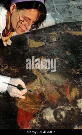 Stefania Montanaro est en train de remettre en état un 'Pieta' endommagé qui était dans le château espagnol de l'Aquila du XVIe siècle qui abrite aujourd'hui le Musée national des Abruzzes. Plus de 1000 trésors artistiques italiens endommagés par le tremblement de terre de l'Aquila le 2009 avril ont été déplacés au musée préhistorique de Celano, près de l'Aquila, pour être nettoyés et restaurés, bien que certains d'entre eux aient été irrémédiablement endommagés. Le tremblement de terre a endommagé les églises, les palais, les musées et les tours médiévales de Celano, en Italie, le 11 novembre 2009. Photo par Eric Vandeville/ABACAPRESS.COM Banque D'Images