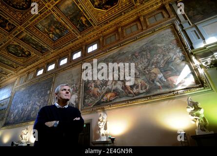 Maurizio Seracini, expert en art italien, est sur le point de découvrir un chef-d'œuvre de Léonard de Vinci perdu de longue date, « la bataille d'Anghiari » caché dans une cavité secrète derrière un mur de palais à Florence, en Italie. 30 octobre 2009. Seracini dans la grande salle de cérémonie du Palazzo VecchioÍs, la salle de 500, devant la fresque de Vasari 'la bataille de Marciano'. La « bataille d'Anghiari » de Léonard doit être cachée derrière cette fresque. Photo par Eric Vandeville/ABACAPRESS.COM Banque D'Images