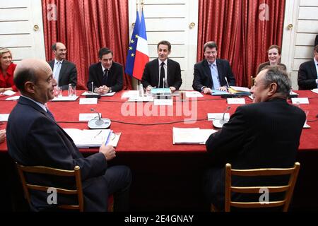 Valérie Pecresse, Eric Woerth, Premier ministre François Fillon, président français Nicolas Sarkozy, Xavier Darcos, Nathalie Kosciusko-Morizet, anciens premiers ministres français Alain Juppe et Michel Rocard, co-présidents d'une commission spéciale créée pour définir les priorités de l'emprunt massif, le « grand prêt », Sont vus lors d'une rencontre à l'Elysée présidentielle à Paris, France, le 19 novembre 2009. Photo de Ludovic/Pool/ABACAPRESS.COM Banque D'Images